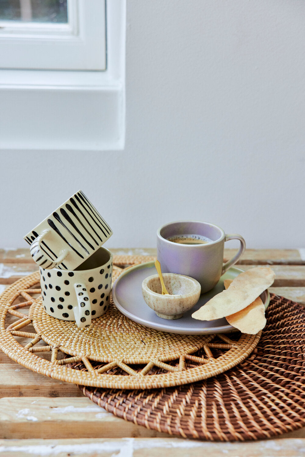 Krus med små prikker, hvid/sort - H:7 cm.